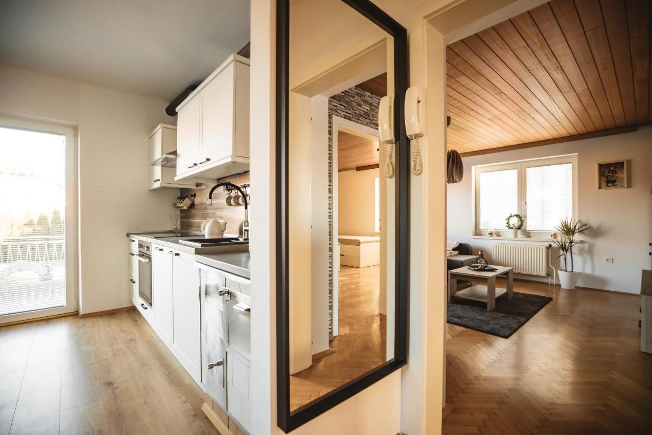 Drive Caffe Apartments Trzin Екстериор снимка