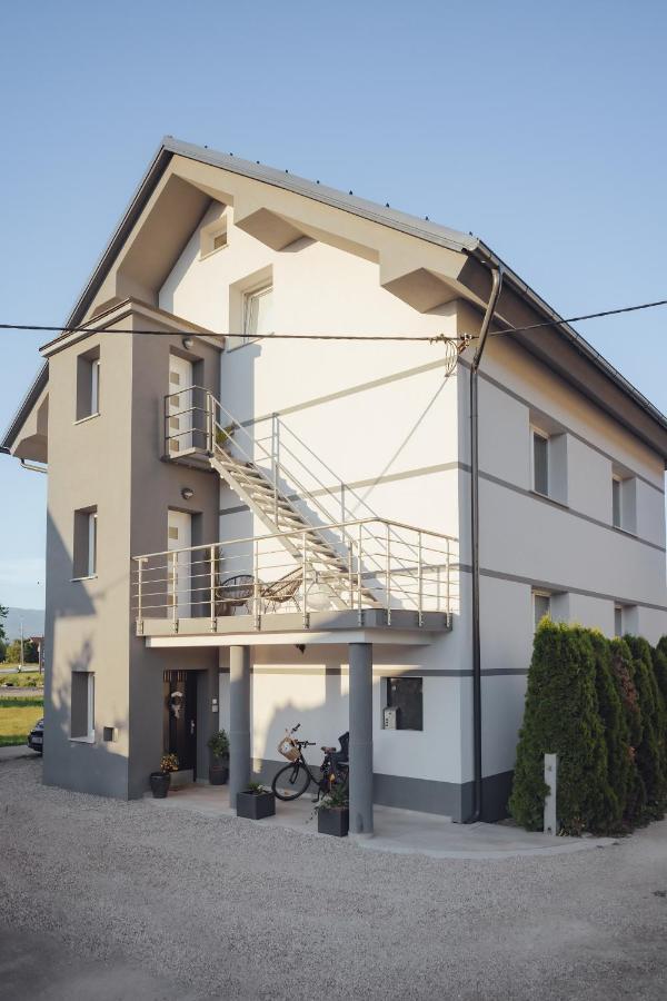 Drive Caffe Apartments Trzin Екстериор снимка